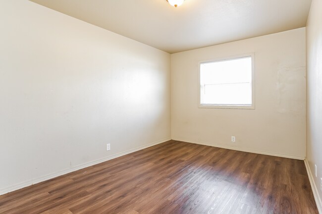 Building Photo - Charl Ann Apartments