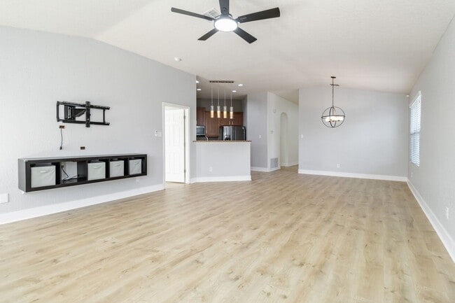 Building Photo - Gorgeous 3 bedroom, 2 bath home with a study near the Forum & Randolph AFB!