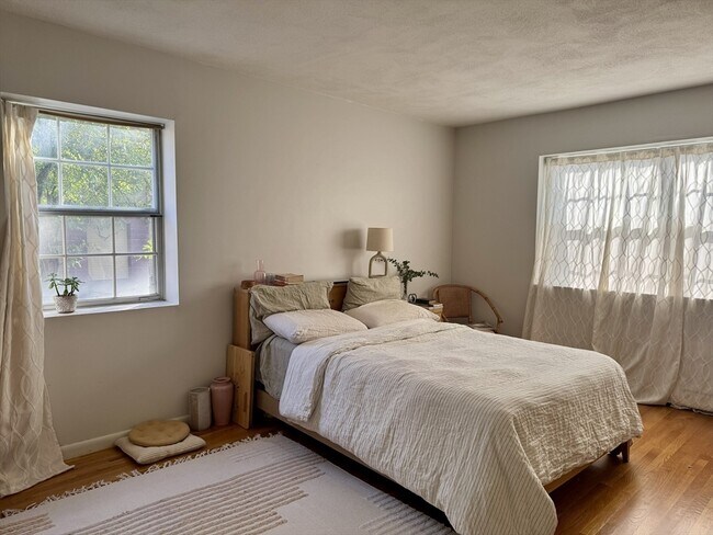 Building Photo - 8 Robinwood Ave