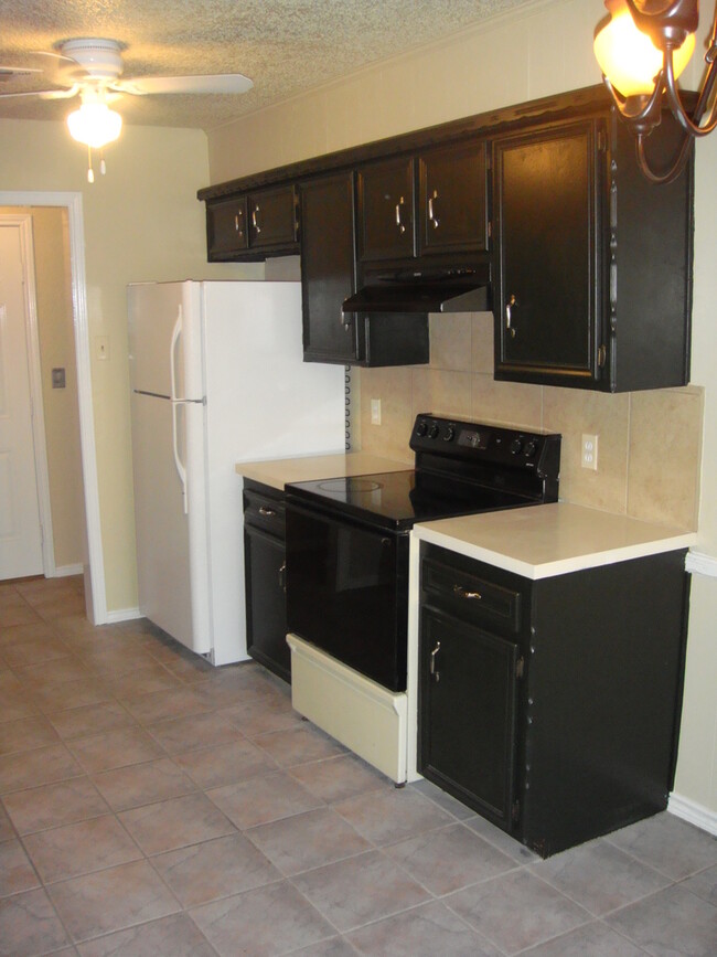 Building Photo - Pre-Leasing this Updated 3/2/2 Great Locat...