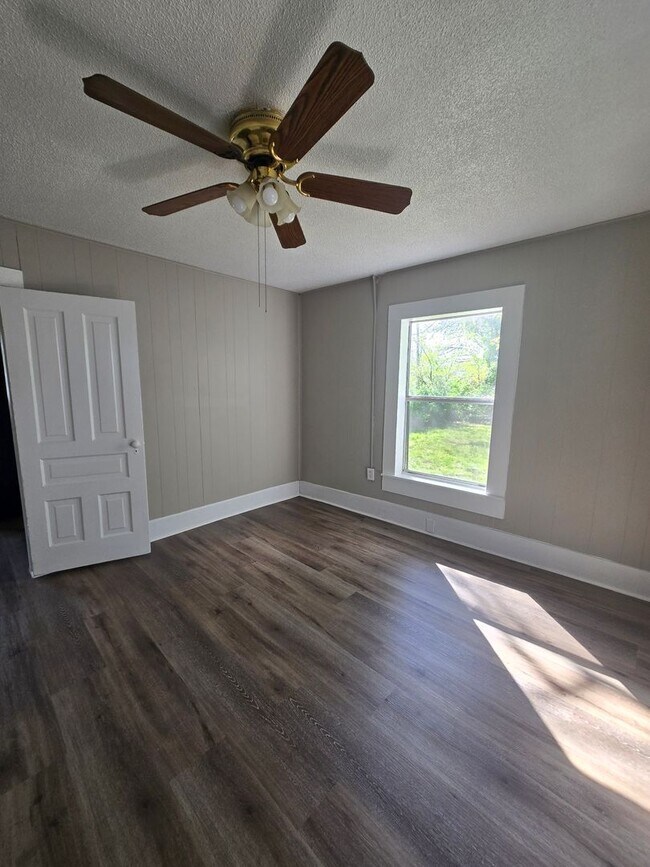 Building Photo - Two Bedroom Home on Dodson Avenue