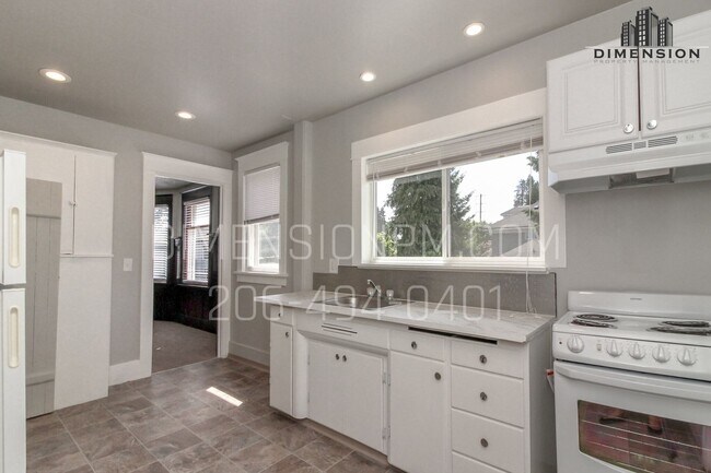 Building Photo - 2 bedroom, Spacious, Apartment in Downtown...