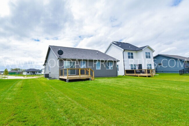 Building Photo - 3 Bedroom 2 Bath Home in Clive / Waukee School District