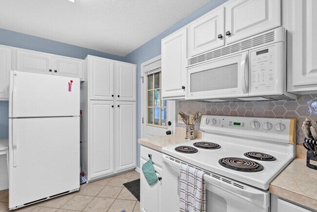 Building Photo - Furnished Rental Modern and clean