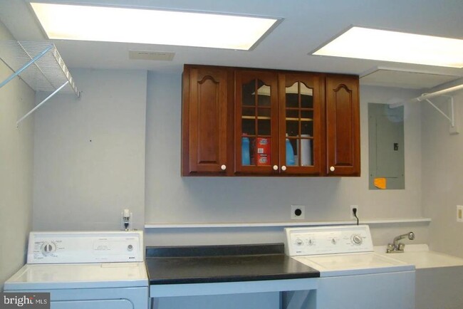 Building Photo - 7330 Lewinsville Park Ct