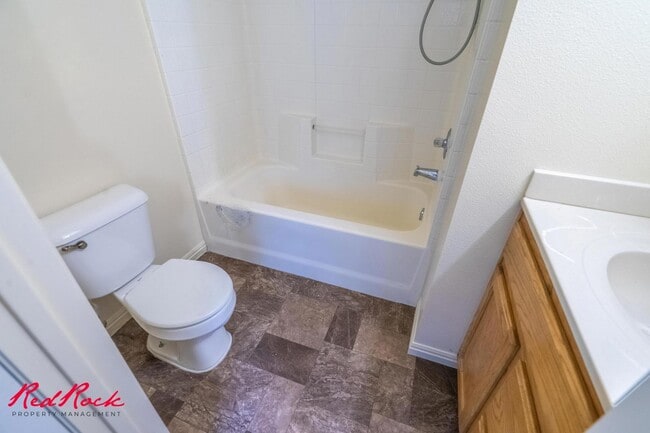 Building Photo - Enjoy Scenic Ivins Living – 3-Bed, 2-Bath ...