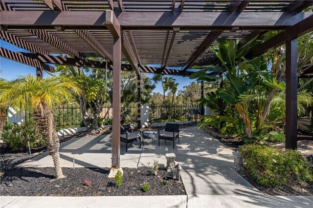 Building Photo - 2465 Via Oeste Dr