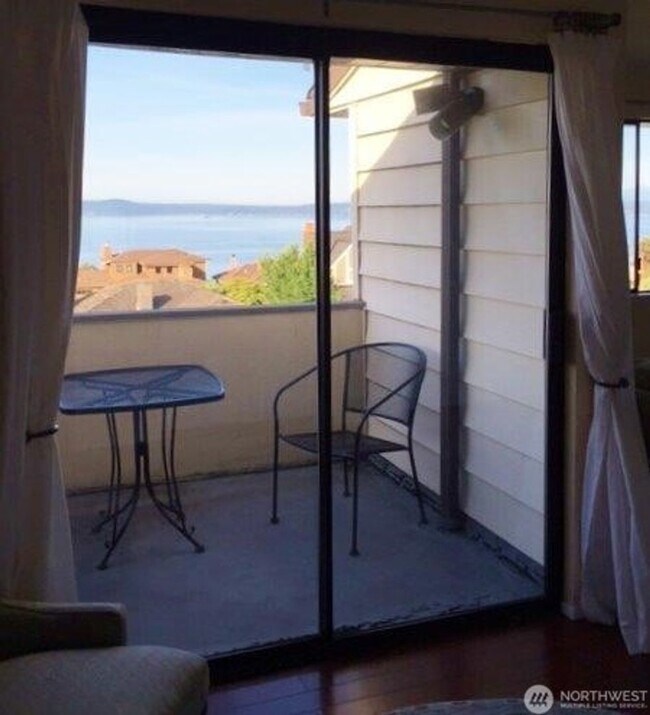 Building Photo - 5Bd/2.75Ba Seattle Home