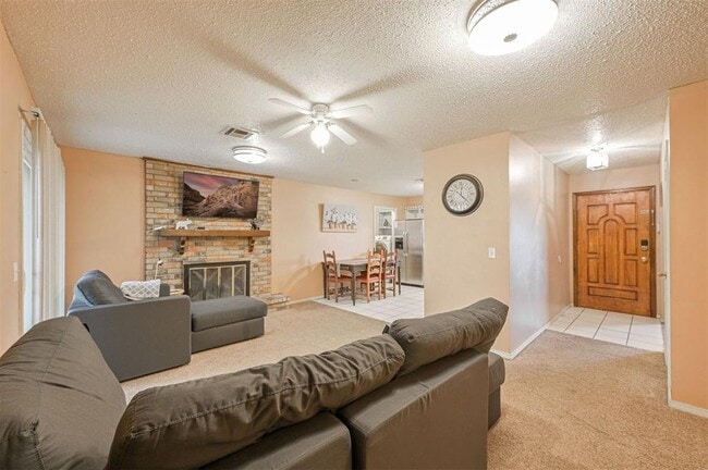 Building Photo - 1621 Kavel Dr