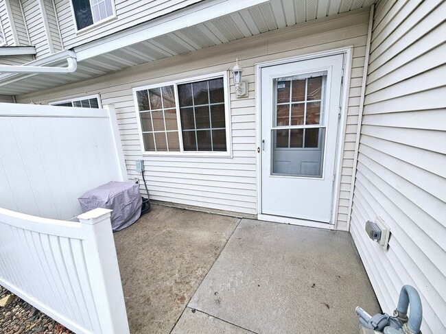 Building Photo - 2639 Yellowstone Dr