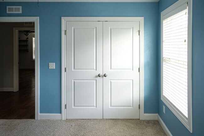 Building Photo - 3 Bedroom, 2.5 Bath in Prime Location! Law...
