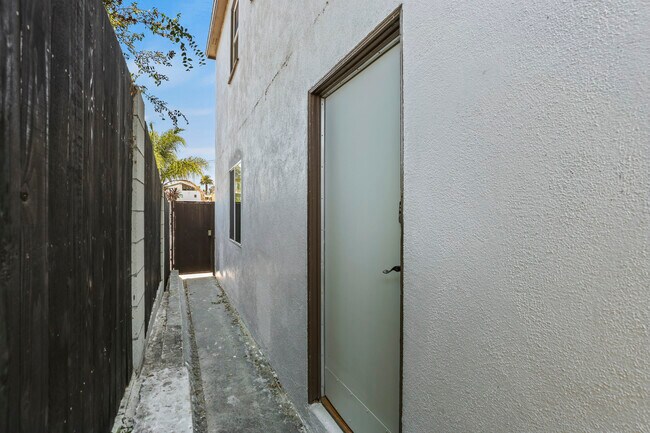 Private entrance - 610 E Fairview Blvd