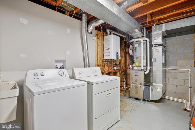 Building Photo - 165 E St NE