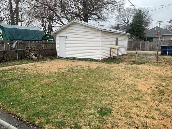 Building Photo - 2042 Deming St