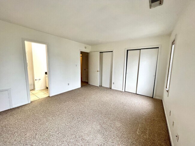 Building Photo - 622 Pinewood Dr