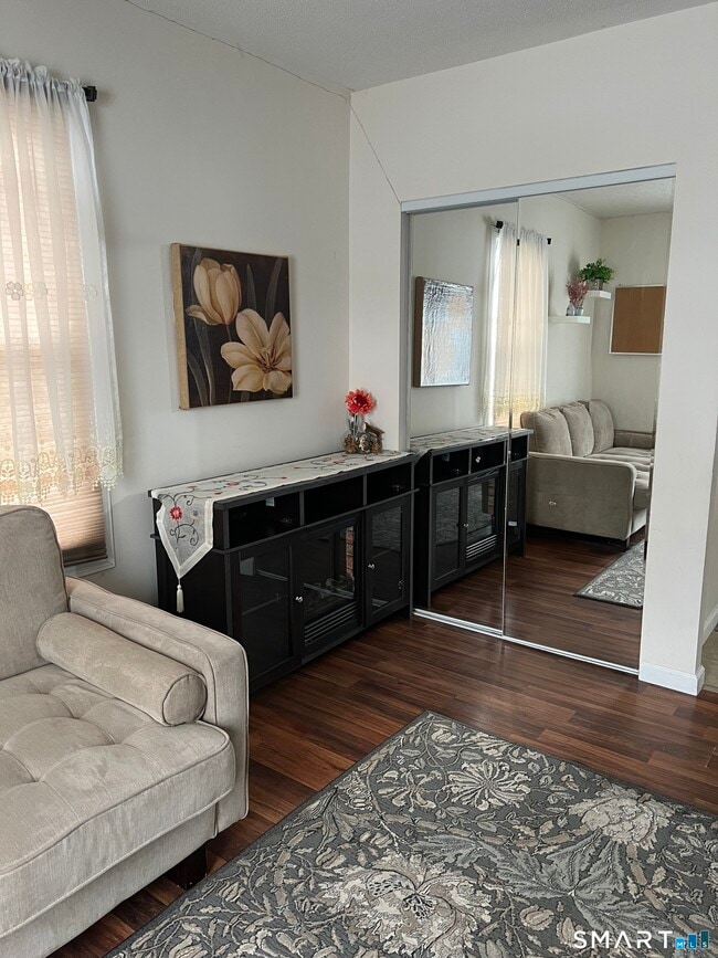 Building Photo - 569 Burritt St