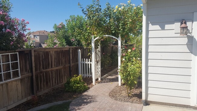 Building Photo - 4 Bedroom Home