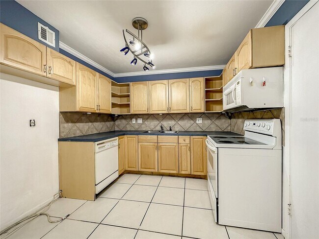 Building Photo - 3 Bedroom, 2.5 Bath home with upgraded kitchen, close to beaches, restaurants, and downtown!!