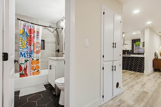 Building Photo - 1418 Marshall St