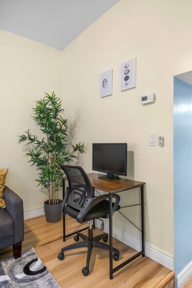 Building Photo - 137 W 15th St