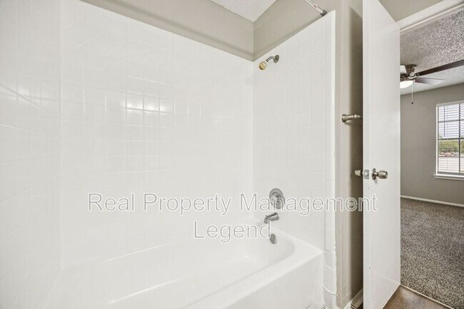 Building Photo - 8109 Silver Creek Rd