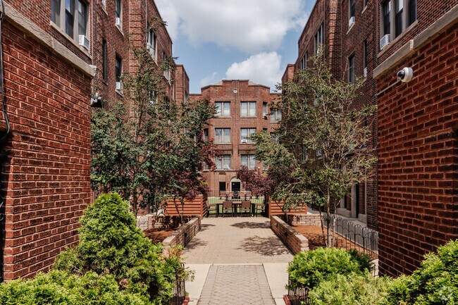 Entrance - 632 W. Addison