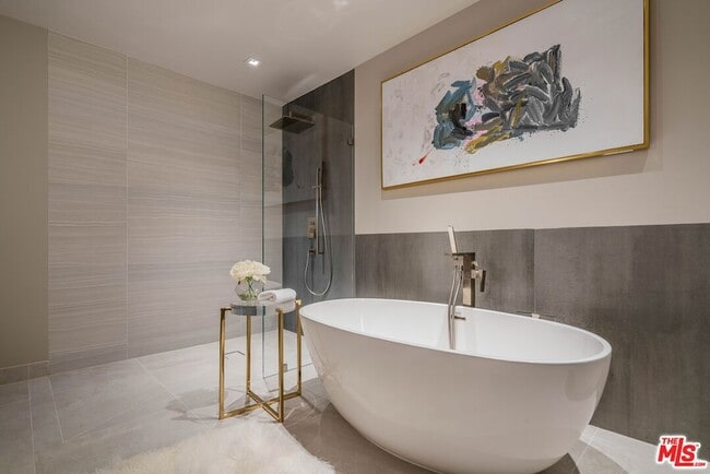 Building Photo - 2391 Roscomare Rd