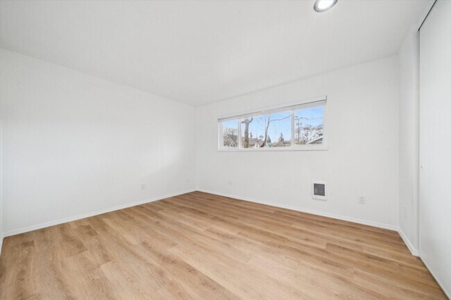 Building Photo - 5143-5145 SE Knight