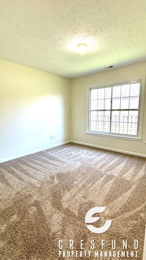 Building Photo - OVER 2000 SQ. FEET - Minutes Away from JAC...