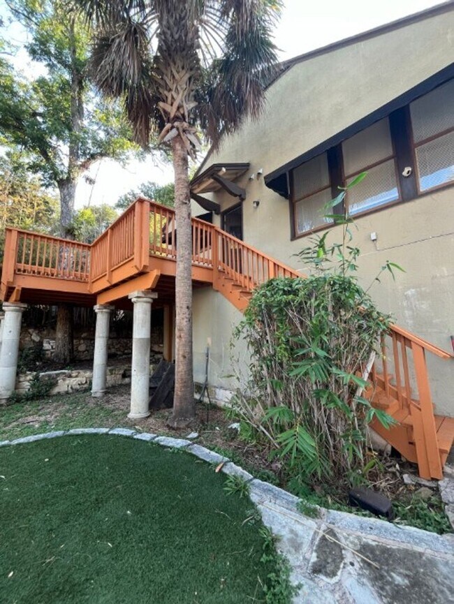 Building Photo - 2826 San Gabriel St