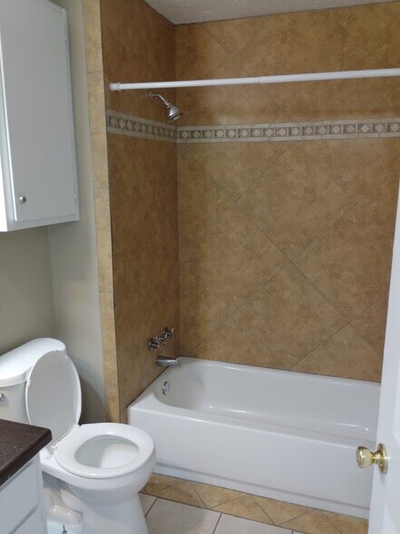 Building Photo - 928 Chelwood Park Blvd NE