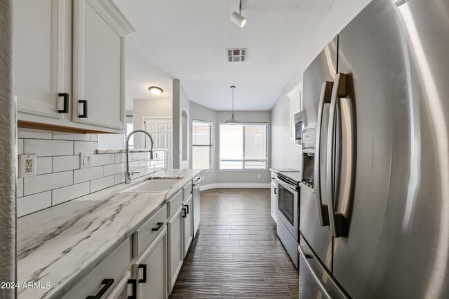 Building Photo - 2075 S Peppertree Dr