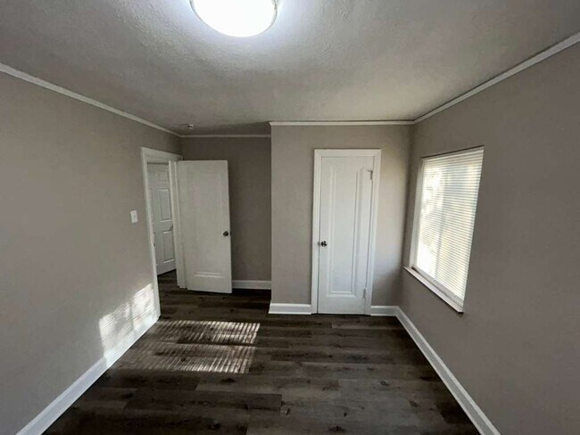 Building Photo - Beautiful Renovated Colonial