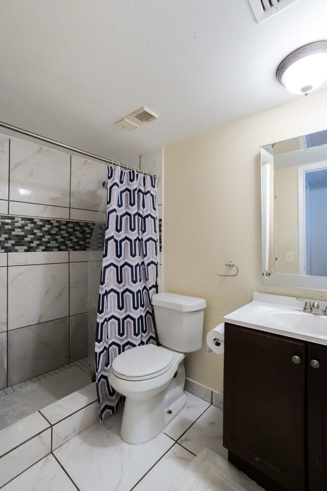 Building Photo - 2825 SW 22nd Ave