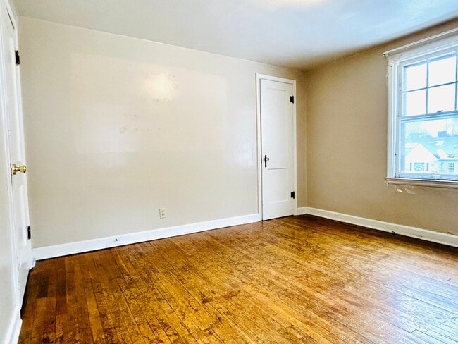 Building Photo - Spacious 2 Bedroom Home