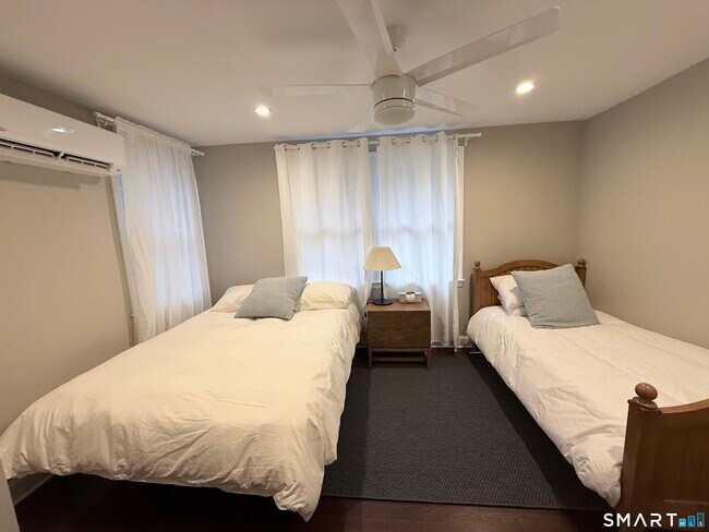 Building Photo - 14 Club Dr