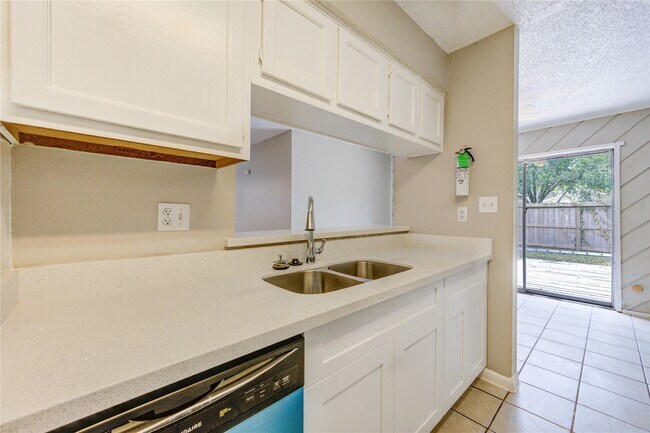 Building Photo - 212 Quaker Dr