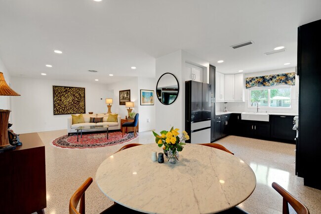Building Photo - 675 Villa Grande Ave S