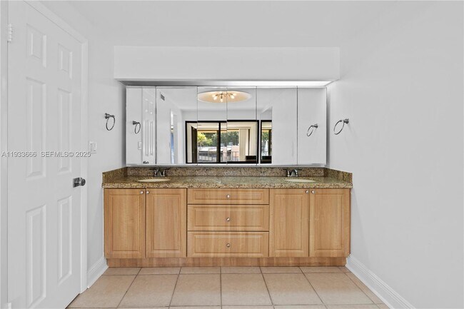 Building Photo - 15518 Braemar Ct