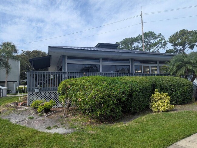 Building Photo - 2424 W Tampa Bay Blvd