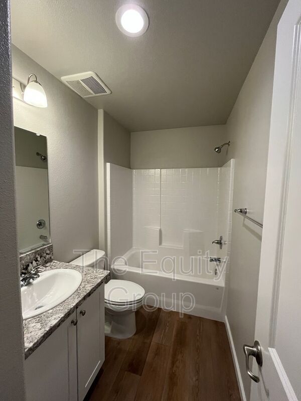 Building Photo - 418 S Summit St