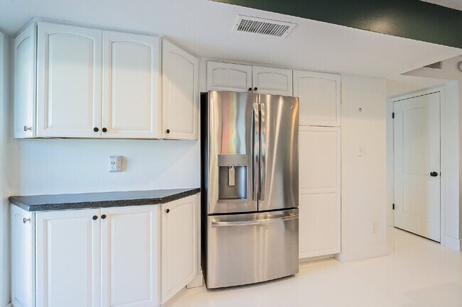 Building Photo - 10610 N 35th St