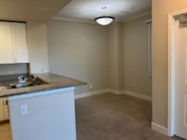 Building Photo - Epic REA - Great 1 BR/1 BA Condo w/Parking...