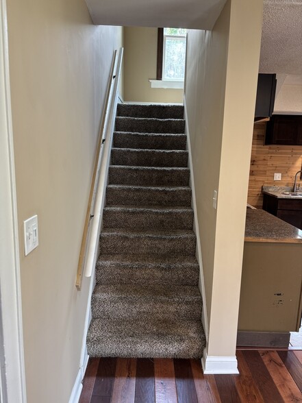 Building Photo - 73 N Oakley Ave