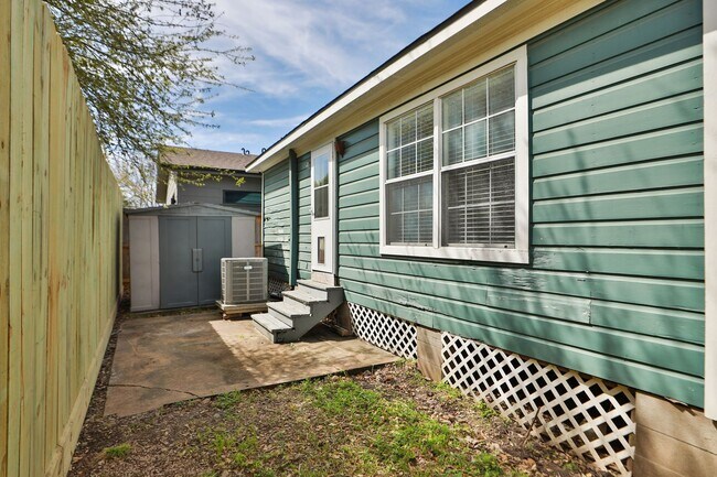 Building Photo - 905 Kern St