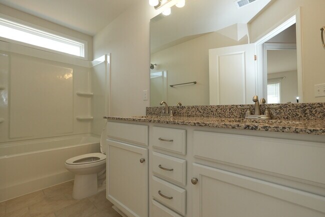 Building Photo - Charming 3 beds 2.5 bath Home in Sherrills Ford!