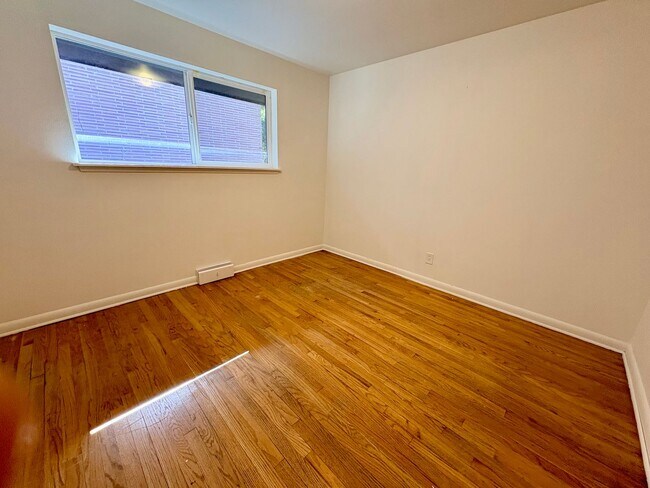 Building Photo - 5 Bed/1.5 Bath Beacon Hill Home with Gorgeous Views!