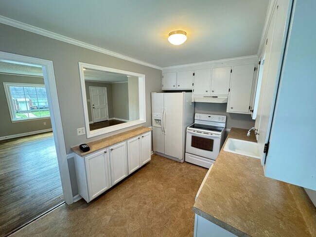 Building Photo - Cute 2 Bed 1 Bath House on Corner Lot