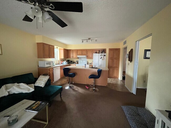 Building Photo - Large 4 bedroom with  yard