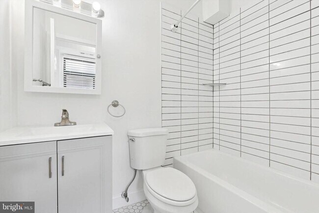 Building Photo - 319 S 10th St